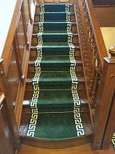 Овальный ковровая дорожка меандр версаче зеленая с укладкой на лестницу